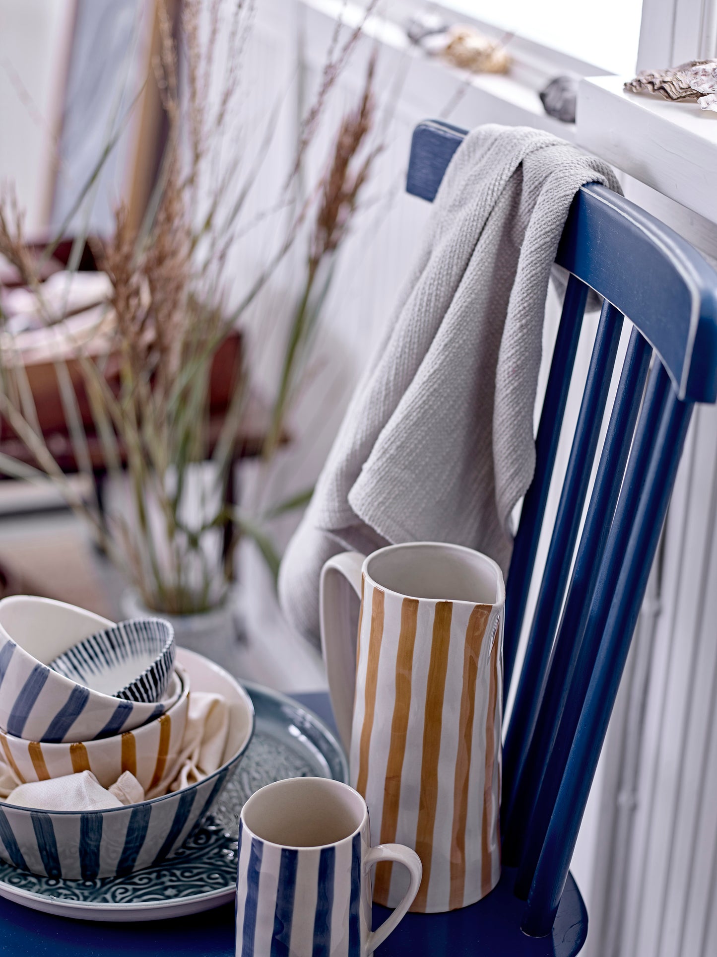 Tasse "Begonia" mit blauen Streifen