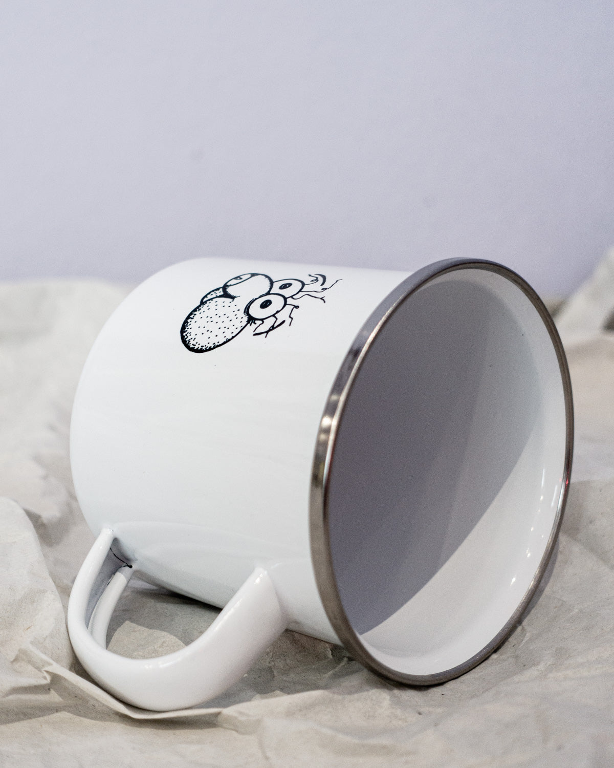 Emaille-Tasse mit frechem Motiv