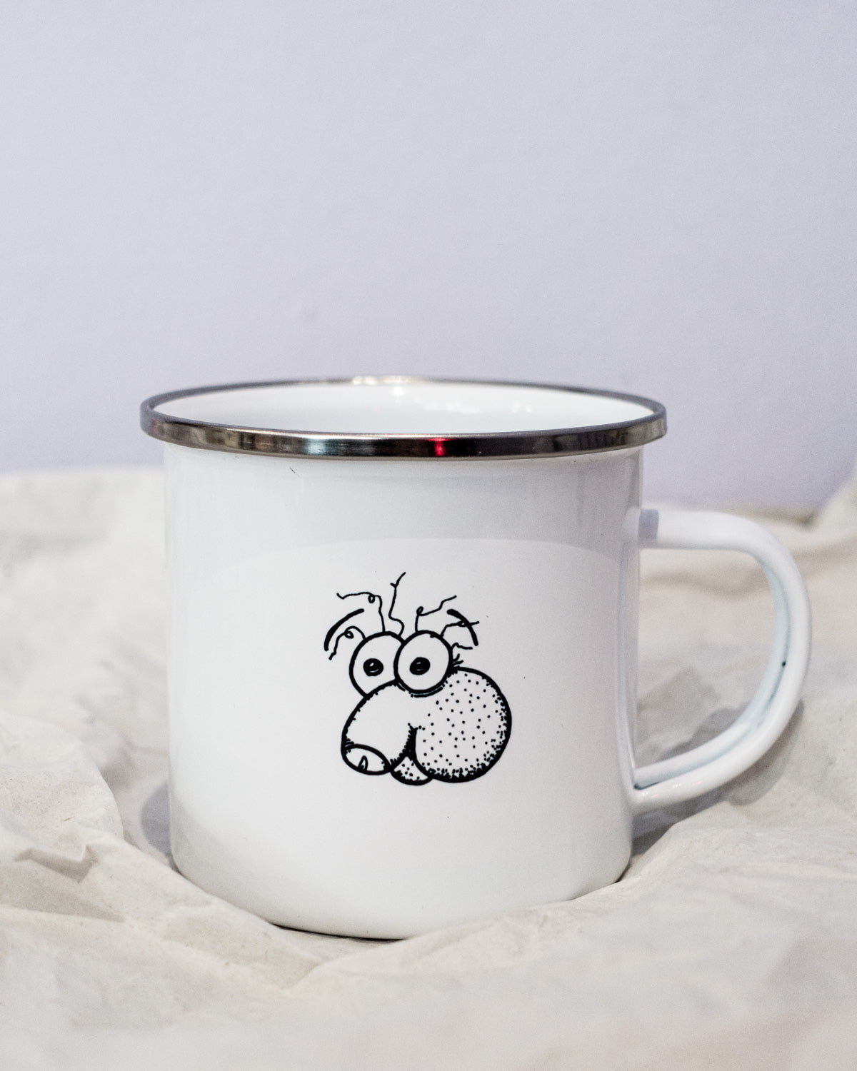 Emaille-Tasse mit frechem Motiv