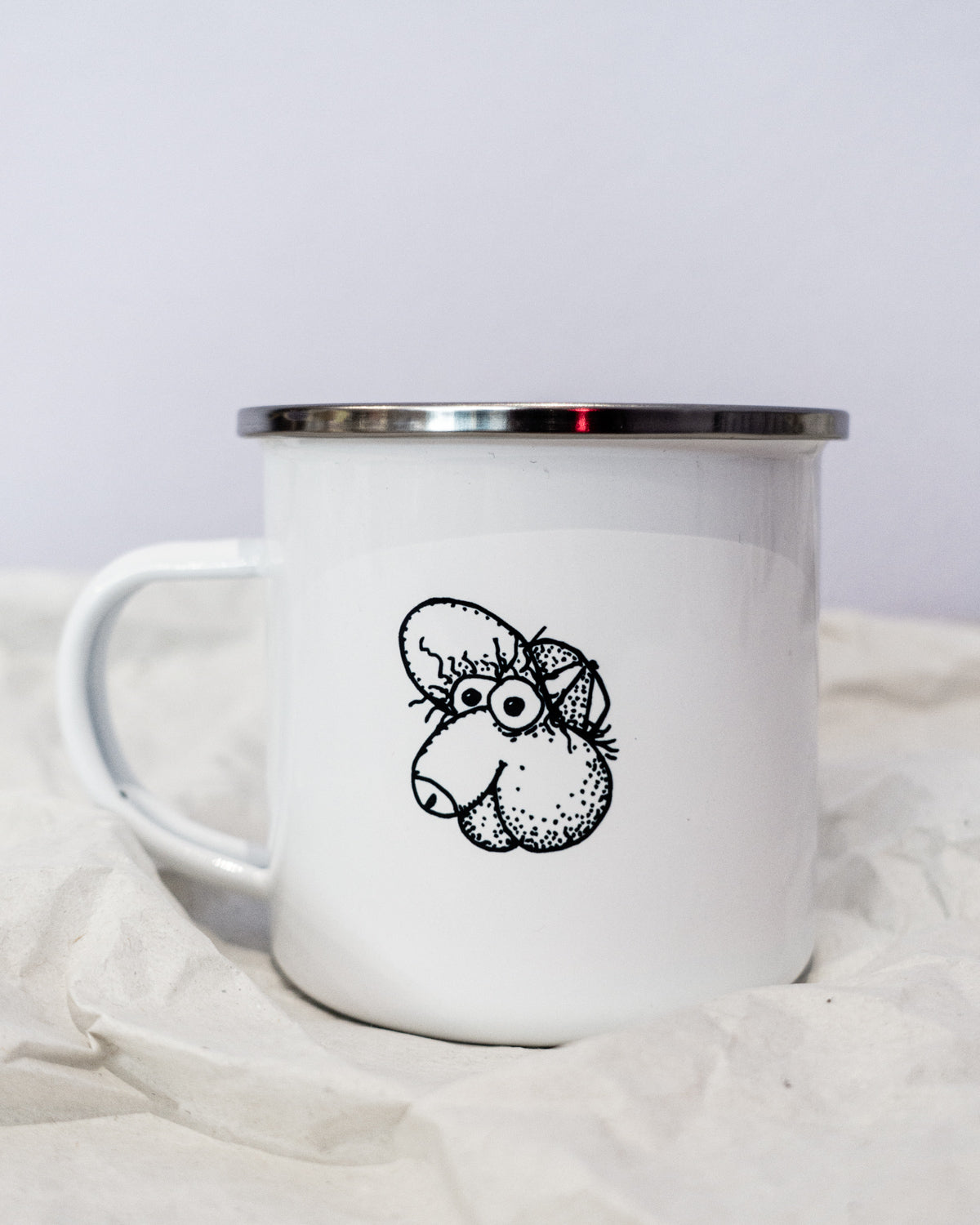 Emaille-Tasse mit frechem Motiv