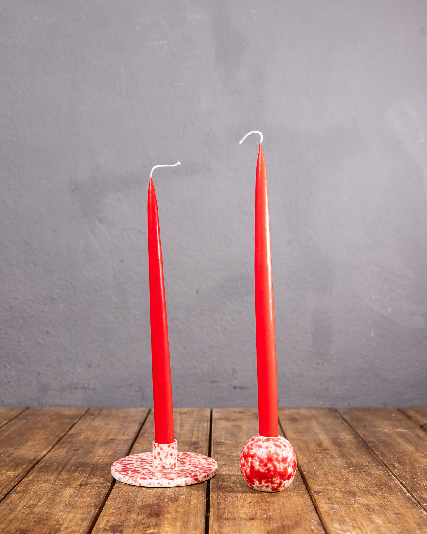 Marmorierter Kugel-Kerzenhalter (Rot/Weiß)