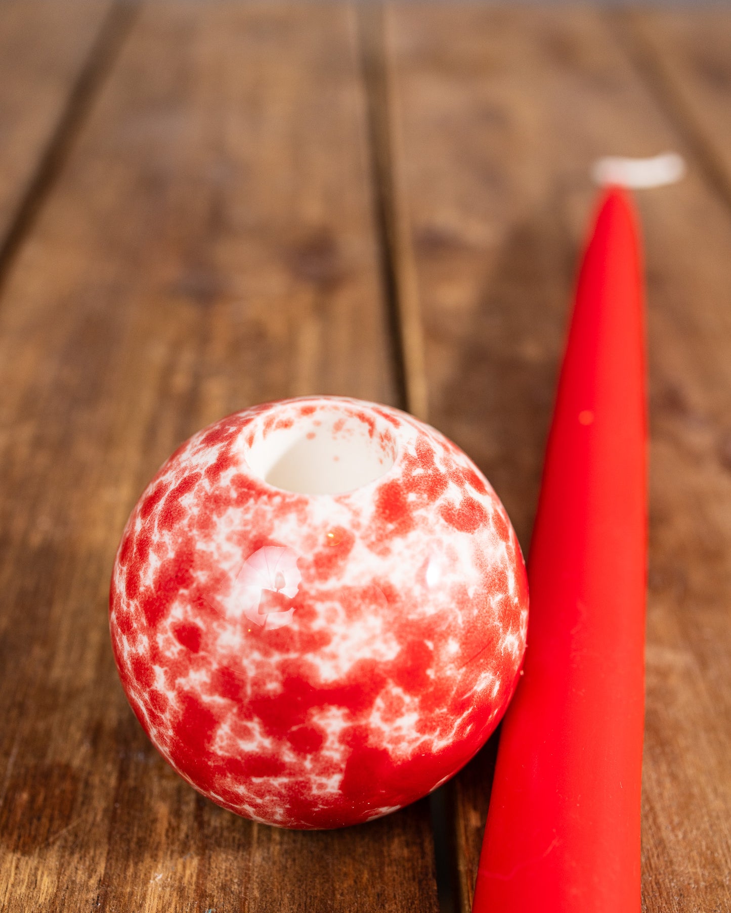Marmorierter Kugel-Kerzenhalter (Rot/Weiß)