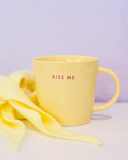 Tasse „Kiss Me Yellow“