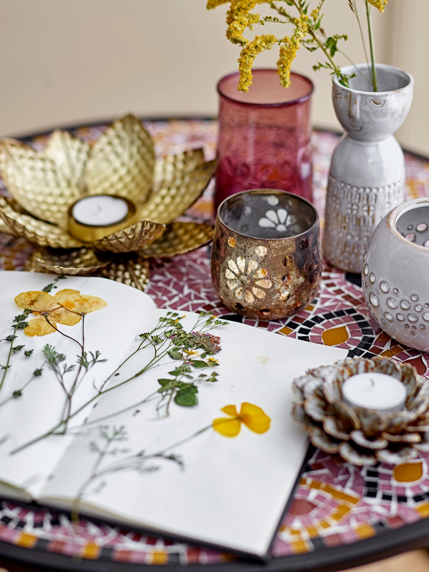 Schmale Vase mit Gesicht - weiß