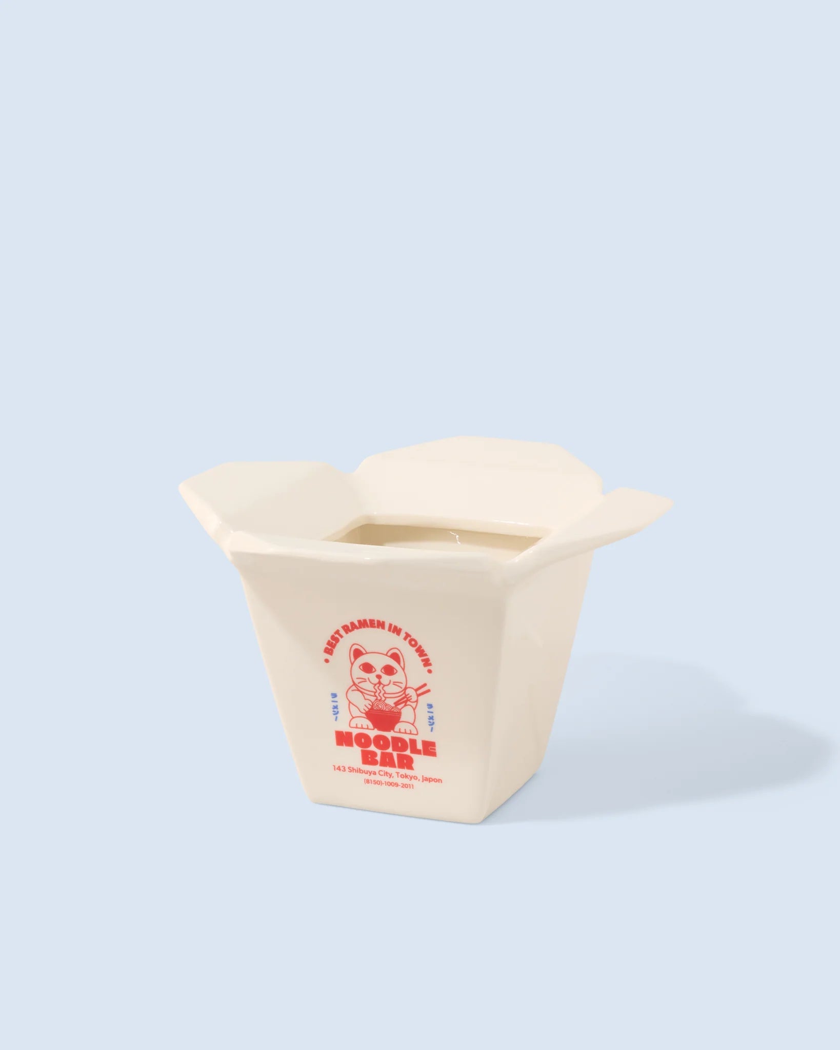 Keramikvase im Design eines Ramen-Nudel-Kartons von Fluid Market, Farben Weiß, Blau und Rot.