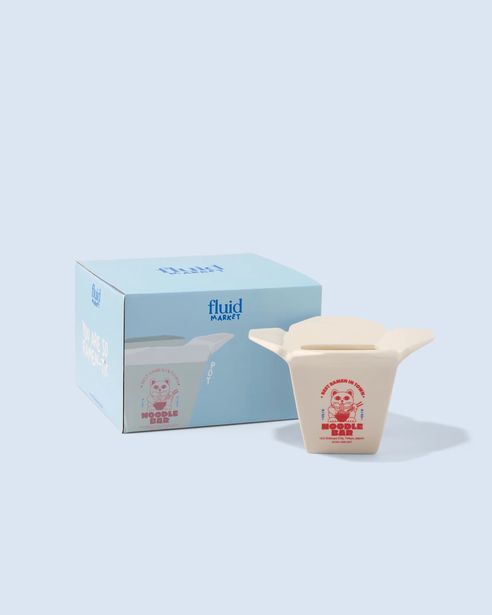 Keramikvase im Design eines Ramen-Nudel-Kartons mit Verpackung von Fluid Market, Farben Weiß, Blau und Rot.