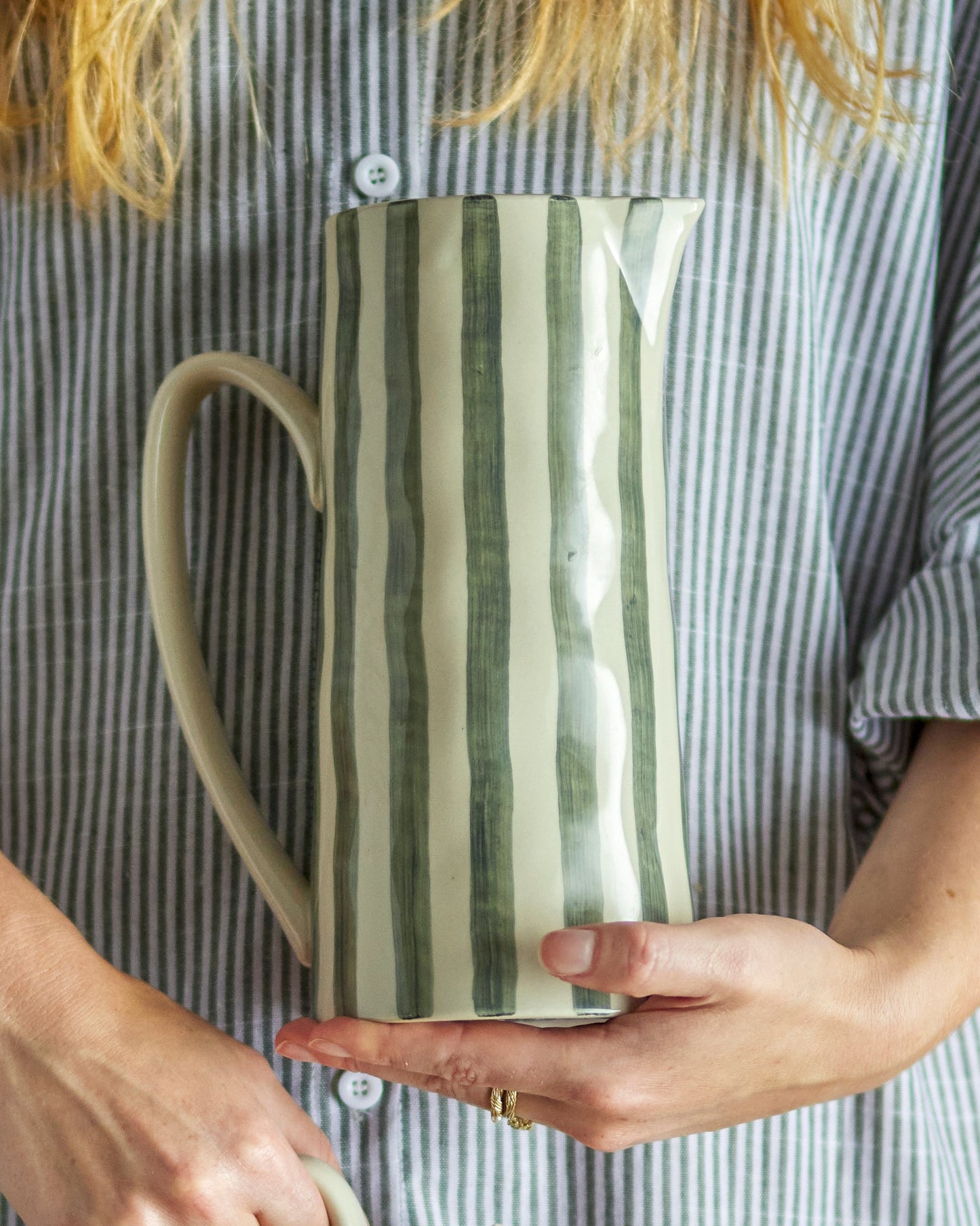 Krug mit grünen Streifen