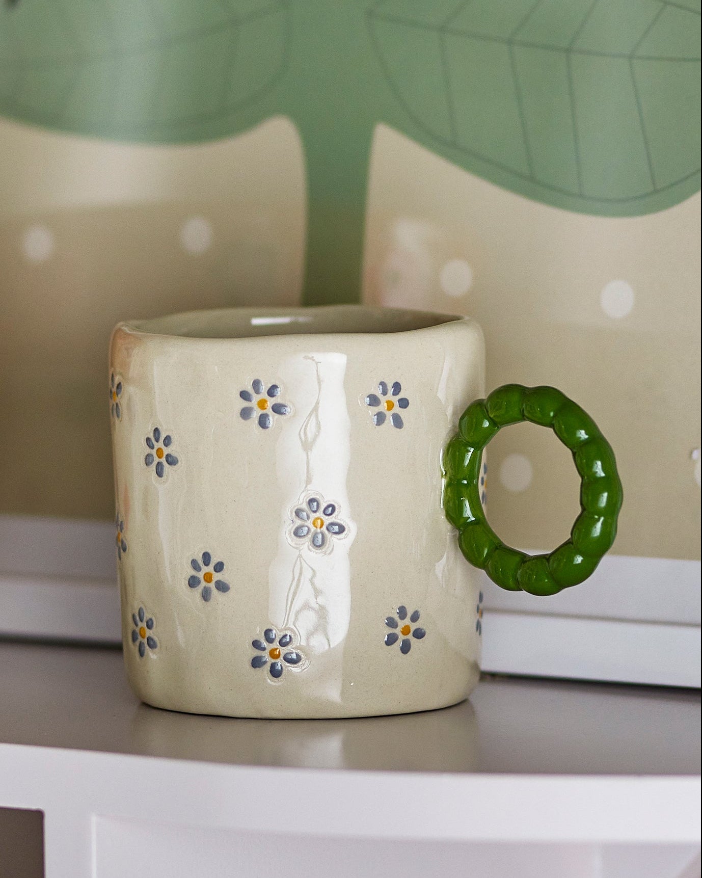 Kleine Tasse mit Blumenmuster