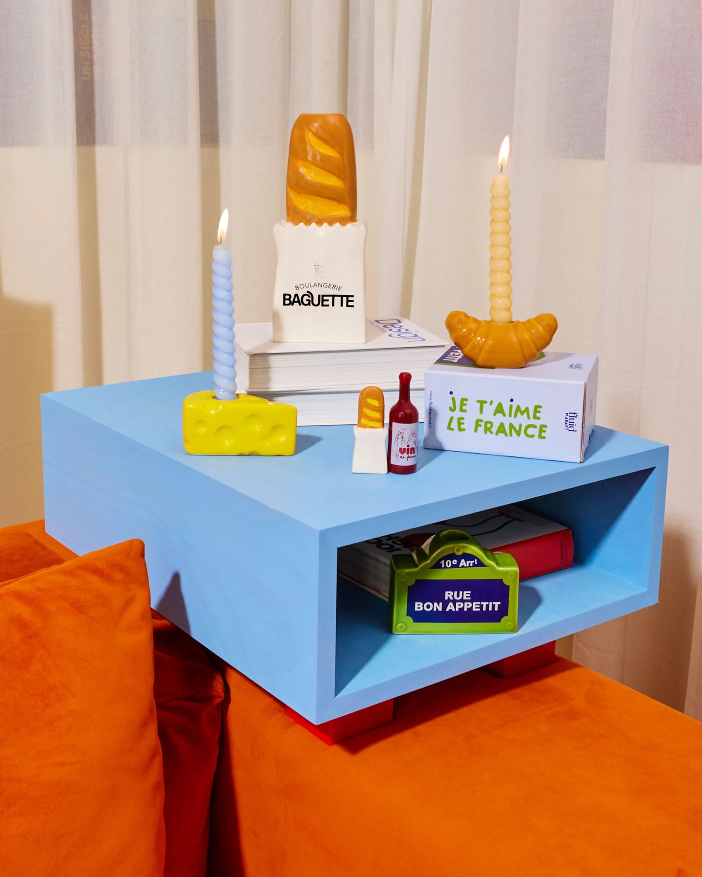 Keramik-Kerzenhalter in realistischer Croissant-Form, goldbraun glasiert von Fluid Market