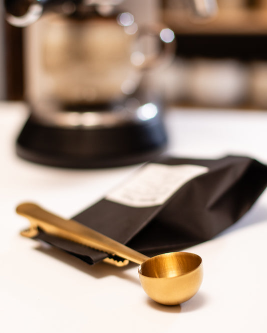 GOLD-Kaffeelöffel mit Klemme: Vielseitig und elegant